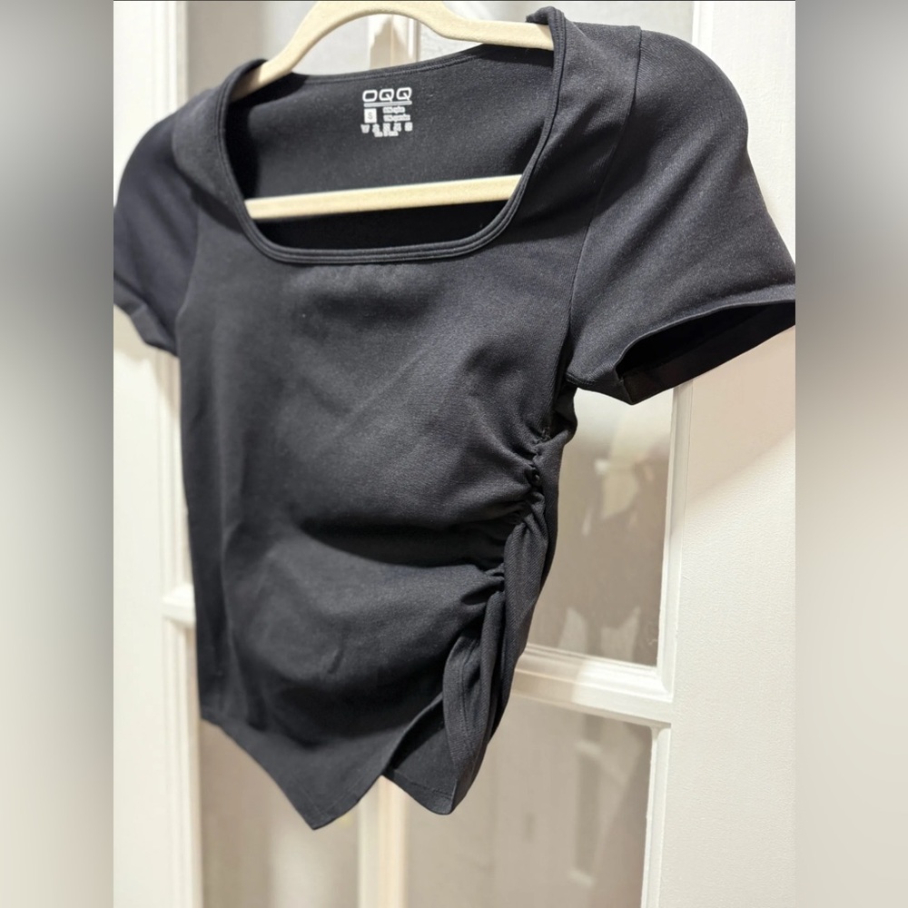 NWOT OQQ Short Sleeve Crew Neck Ruched Tee Shirt - Picture 4 of 6